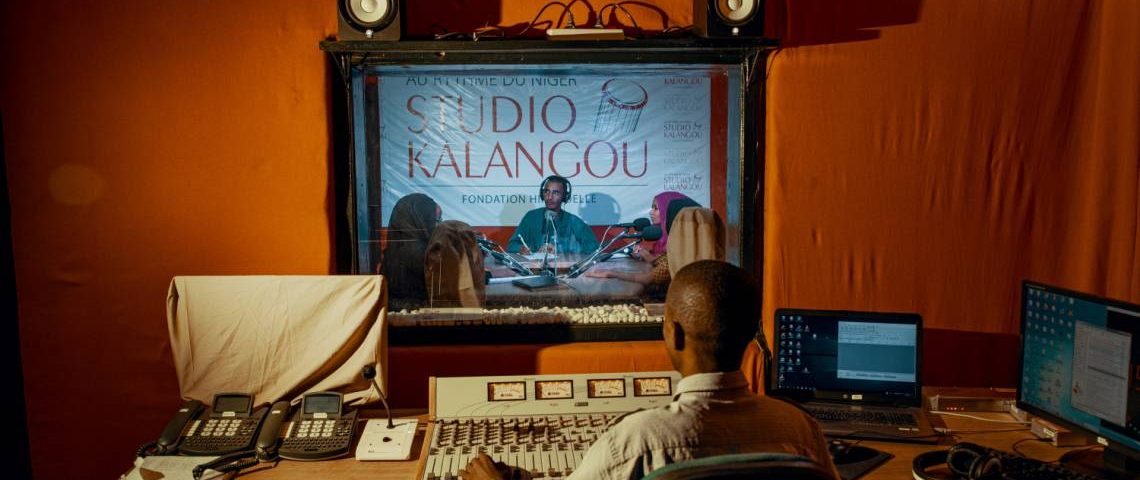 Une émission au Studio Kalangou, premier média d'Afrique certifié par la Journalism Trust Initiative. ©Ollivier Girard / Fondation Hirondelle