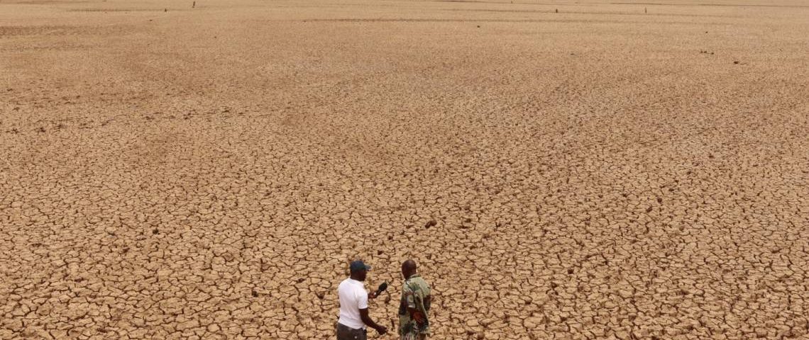 A journalist from Studio Yafa, Fondation Hirondelle's program in Burkina Faso, reports from the drought-stricken Mogtedo dam in central Burkina Faso ©Studio Yafa / Fondation Hirondelle