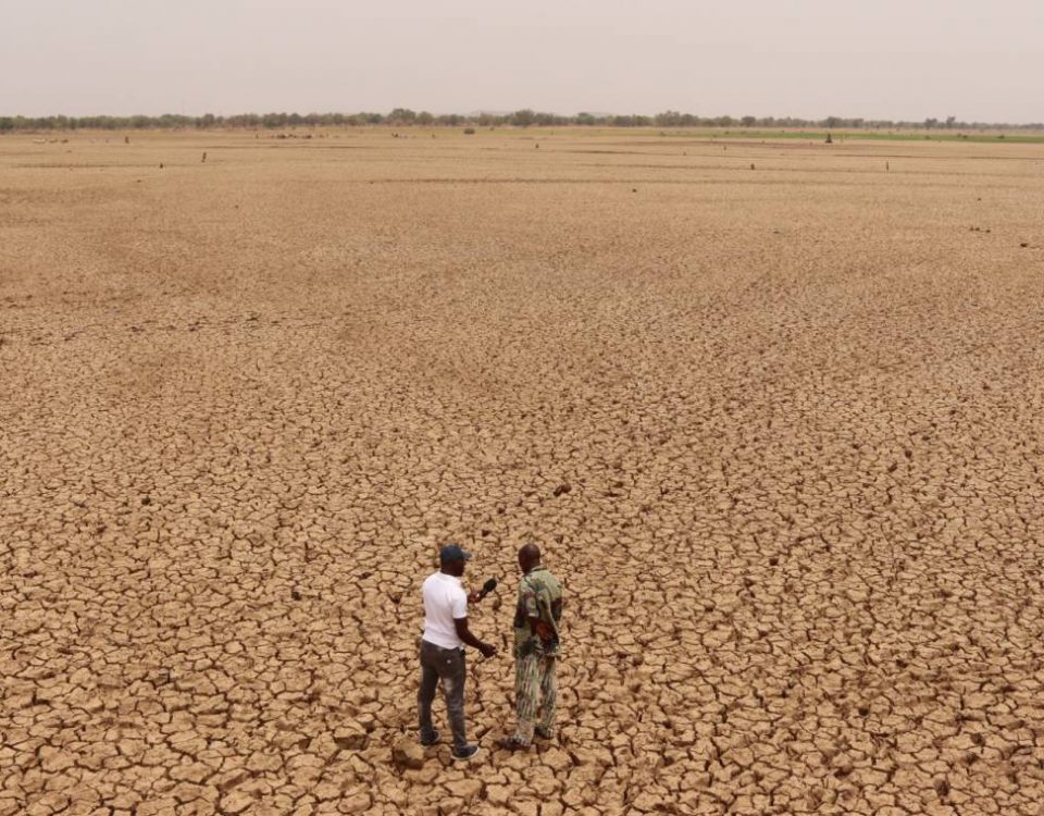 A journalist from Studio Yafa, Fondation Hirondelle's program in Burkina Faso, reports from the drought-stricken Mogtedo dam in central Burkina Faso ©Studio Yafa / Fondation Hirondelle