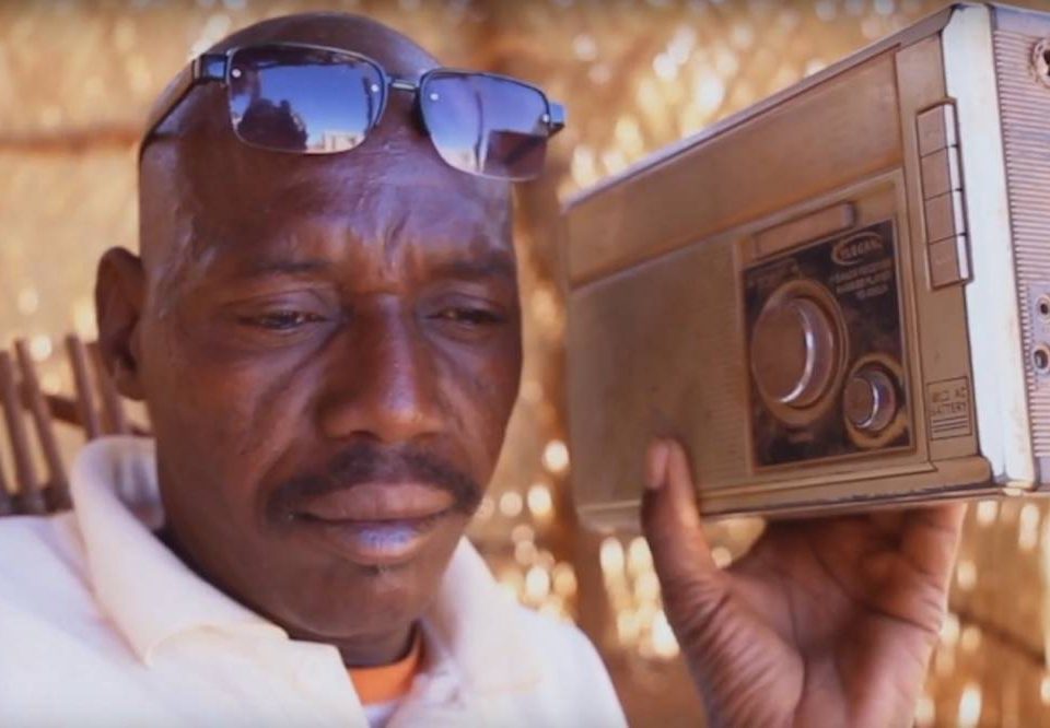 The representative of an IDP camp listening to the radio. ©Fondation Hirondelle