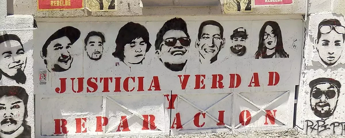 Mural photographed in Santiago de Chile in October 2021, around the "Plaza de Dignidad" where many demonstrations took place in 2019. It shows the faces of several victims of police violence demanding justice, truth and reparations. The one in the middle is Gustavo Gatica, who has lost his sight. © Marit de Haan